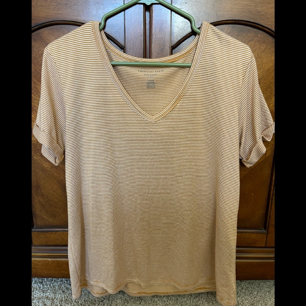 American Eagle v-neck shirt. Size medium.